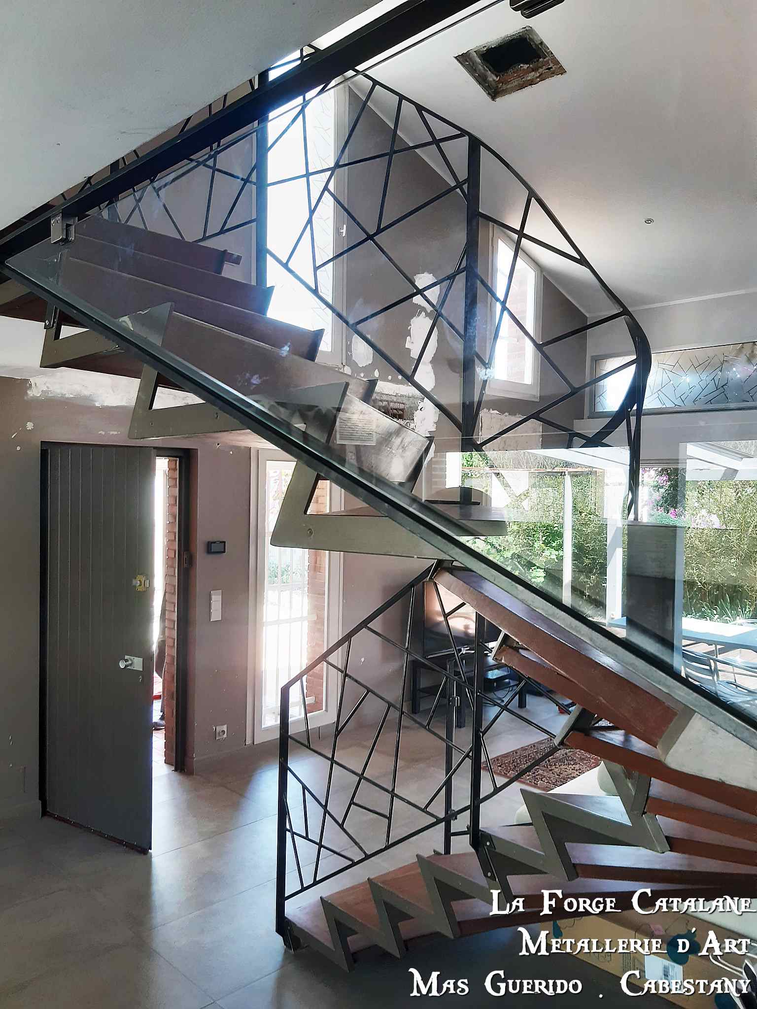 rampant motif moderne avec partie en verre et decoupe laser forge catalane.jpg